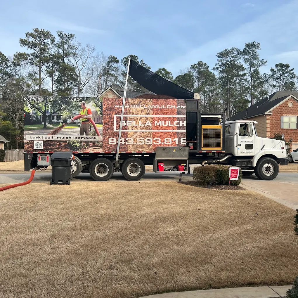 bella-mulch-truck-team