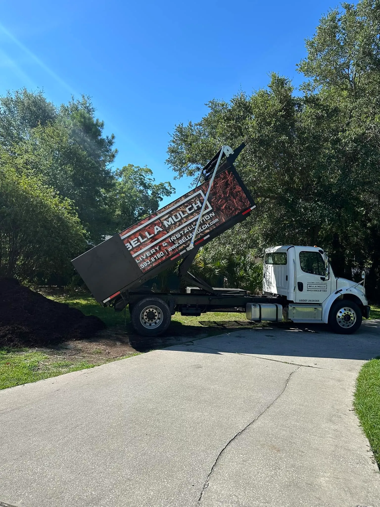 bella-mulch-truck-team-mulch-delivery